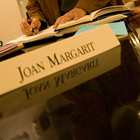 Joan Margarit firma en el Libro de Honor de la Residencia de  Estudiantes, el 20 de abril de 2009