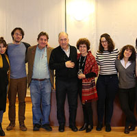 Joan Margarit, entre la directora de la Residencia de Estudiantes, Alicia Gómez-Navarro, y el escritor Luis García Montero, junto a los becarios de la Residencia de Estudiantes, el 12 de diciembre de 2017.