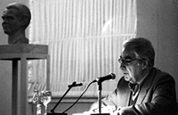 lvaro Mutis, en 1992, leyendo sus poemas en la Residencia de Estudiantes