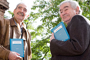 Juan Gelman (izda.) y Antonio Gamoneda, en 2008 en los jardines de la Residencia, con el libro La voz de Juan Gelman